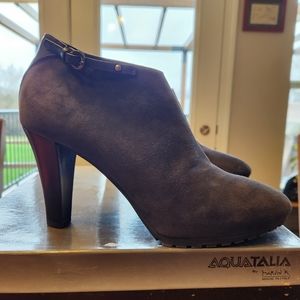 Aquatalia by Marvin K low ankle Flair-S booties Asphalt Suede Size 10B
